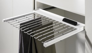 HETTICH 9079960 Výsuvný věšák na kalhoty 600 mm